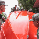 临武县降暴雨 人民子弟兵闻讯而动保安全