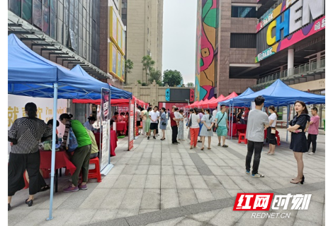 北湖区燕泉街道阳光苑社区举办招聘会 岗位送到“家门口”