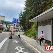 桂东县：港湾式公交停靠站保畅护安全