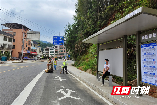 桂东县：港湾式公交停靠站保畅护安全