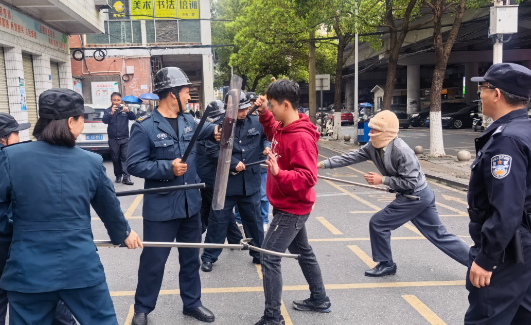 郴州市市一完小开展防暴演练