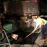 宜章县公路建设养护中心连夜消除公路安全隐患