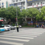 邵阳：学校全面复学 交警全力护学