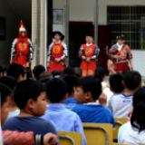 邵阳市义工联传统文化进校区 宝庆尚武勇士披铠甲、拉弓箭引围观