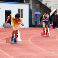 邵阳市中小学田径运动赛场上 高中女子接力赛破尘封26年纪录