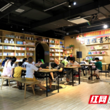 邵阳书里书外友阿店：中小学生的精神乐园