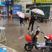 北塔公安冒雨开展常态化文明劝导