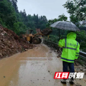 邵阳绥宁：暴雨不断，公路部门及时抢通中断道路