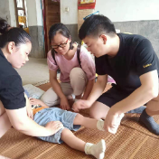 新邵:对脑瘫患儿开展家庭随访与康复指导