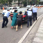 新邵交警：车流中，你们推车前行的样子真帅