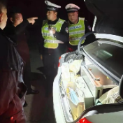 绥宁八旬老人晕倒路边，邵阳快警及时救助
