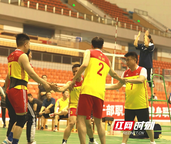 红网时刻7月20日讯（通讯员 宋迪众 蒋迪静）7月18日，邵阳市直单位干部职工全民健身联赛气排球比赛决赛圆满结束。经过激烈角逐，国家税务总局邵阳市税务局气排球队以全胜战绩再次夺得桂冠，实现该项赛事三连冠！一起来回顾比赛现场的精彩瞬间。