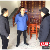 洞口税务：春节前夕走访慰问离退休老干部