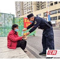 新邵：女子流落街头  快警温情相帮