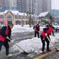 武冈税务：铲雪除冰助出行 志愿服务暖人心