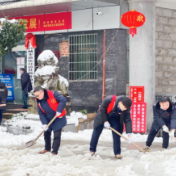 城步税务：铲雪除冰暖民心