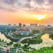 严华主持召开市委常委会(扩大)会议