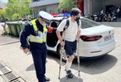 邵阳暖心交警为学子解困