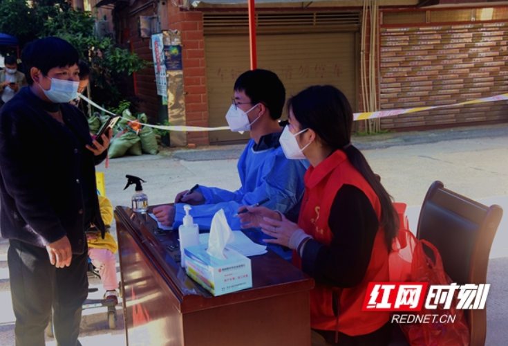 隆回税务：行动在日出之前 核酸检测志愿服务守护身边群众