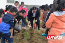 隆回县教育局领导与山村小学师生共同体验劳动之美