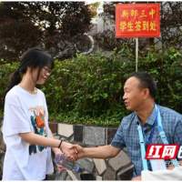 新邵：班主任吊着绷带来送考 高考场外默默守候