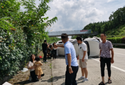 新邵：高速公路上面包车侧翻 纪检干部紧急施救排险