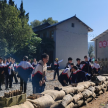 邵阳市第六中学开展初一年级“探秘军事科技  争做英雄少年”研学实践活动