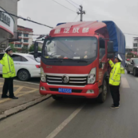 双清交警护航清明期间道路交通安全