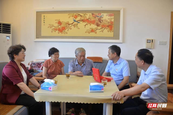 严华在邵阳市区走访慰问老党员并颁发“光荣在党50年”纪念章