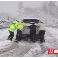 新邵： 全力应对强降雪天气