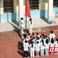 “手牵手，心连心”志愿服务队：组织升旗仪式，厚植爱国情怀