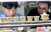 瓷载橘香，一口香甜“刻”进了茶具里——洞口宋窑手艺人与师父“爆改”洞口宋瓷