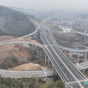 湖南新宁：新新高速“叩开”山门 浪漫丹霞“拥抱”世界