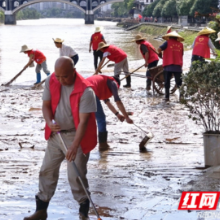 湖南绥宁:千名志愿者清淤护岸 擦亮巫水河畔文明底色