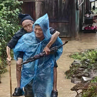 绥宁县关峡乡:湍急的的洪水中,他把被困老人一步步背出险境