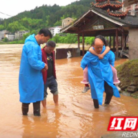 河口苗族乡竹舟江村连夜敲门避险 117名群众安全撤离