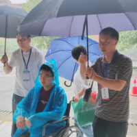 高考首日大雨倾盆,轮椅考生在邵阳市第一中学考点获暖心护送