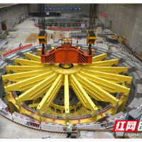 五凌电力五强溪扩机工程6号机定子吊装到位