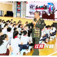 国防教育进校园 “兵王”穆永厚走进湘潭岳塘区宣讲