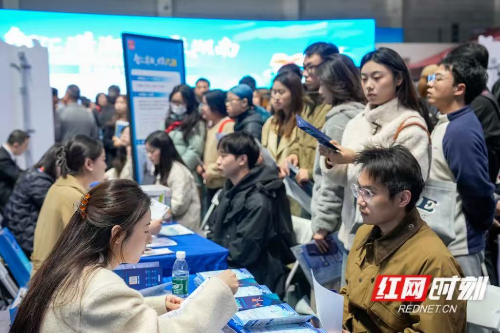 招聘会现场.jpeg