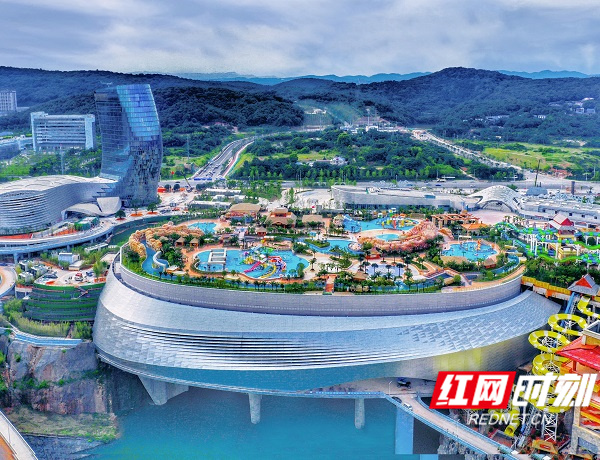 3.绿色建造示范工程：世界唯一悬浮于百米矿坑之上的深坑冰雪世界.jpg