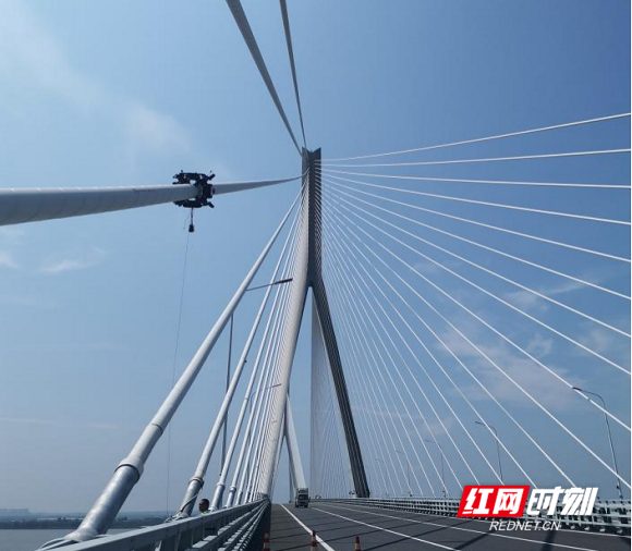 爬索机器人检测斜拉索外观与内部缺陷。.png