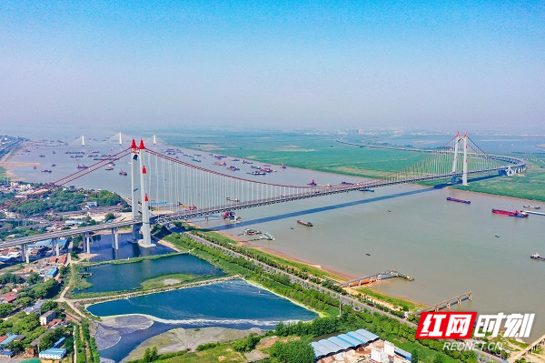 湖南路桥承建的杭瑞高速洞庭湖大桥。.jpg