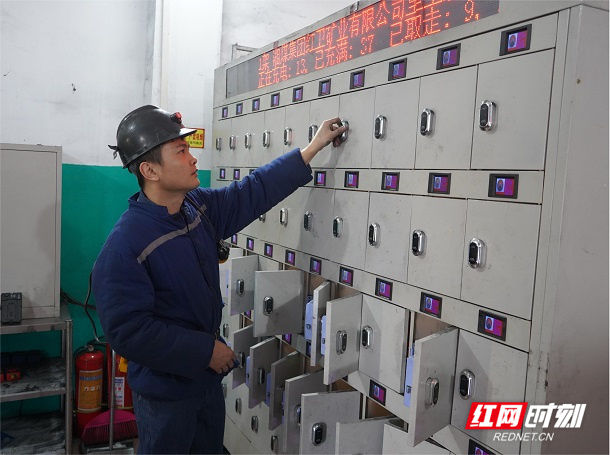 图为里王庙煤矿智能灯房。矿工正取灯下井。.jpg