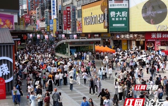 长沙步行街上人流如织。.jpg