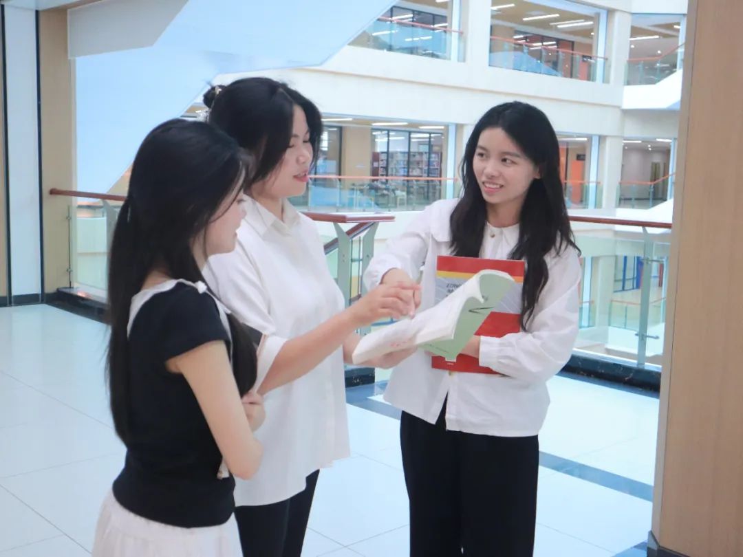 考研学生在交流