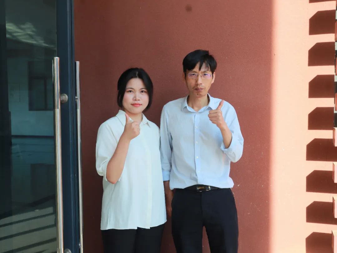 王艳梅同学与胡正奇老师合影