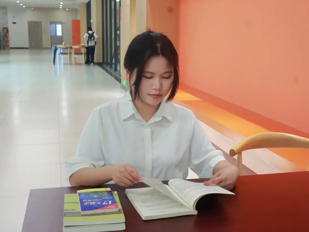 王艳梅同学在图书馆自习