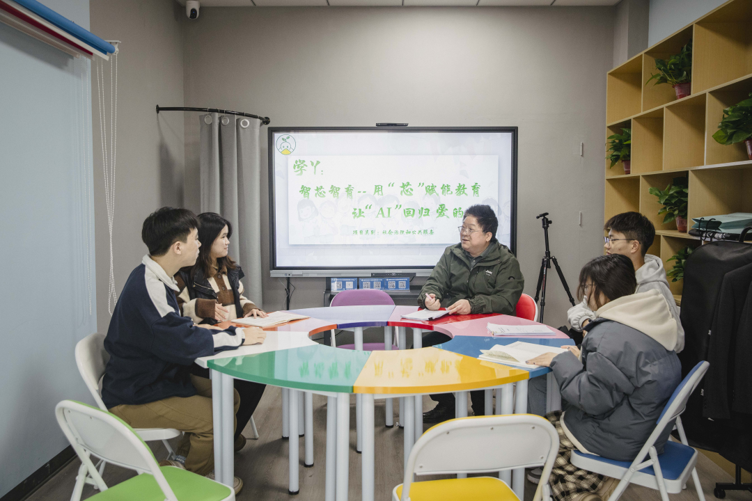 “学丫”创业团队与创新创业学院指导老师开展项目交流。