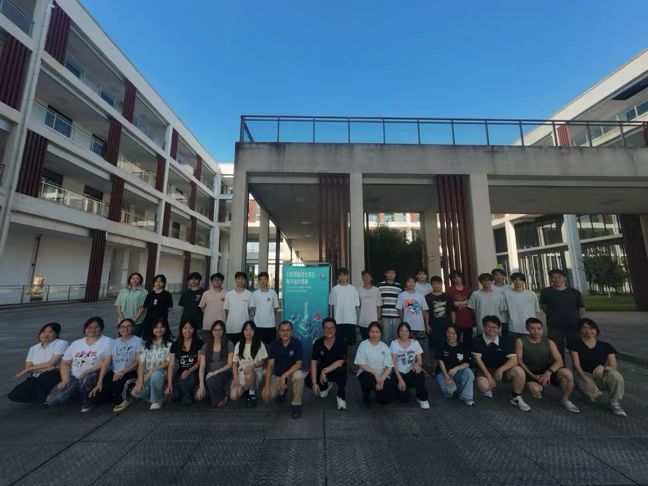 全国大学生电子设计竞赛前集体成员在校合影